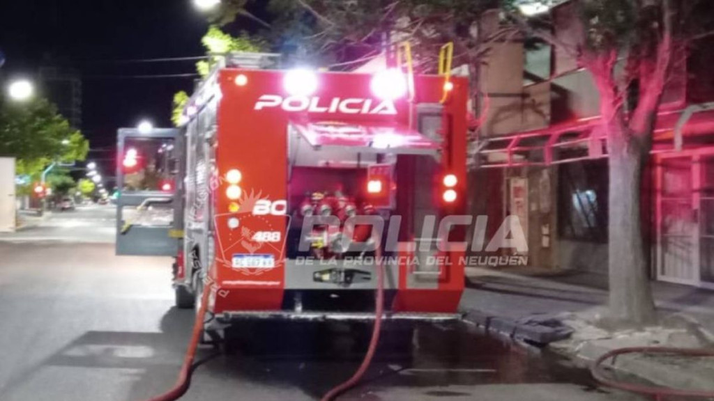Un incendio en una casa abandonada provocó el susto de los vecinos del centro de Neuquén