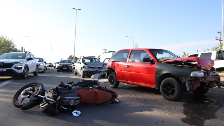 Tremendo choque múltiple entre 10 vehículos: caos en el ingreso a Neuquén por Ruta 7