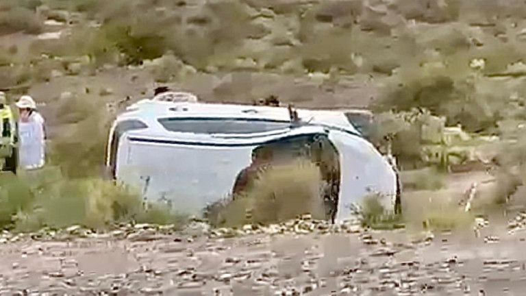 Violento vuelco camino al lago Pellegrini: un vehículo se despistó y dio varios tumbos frente a la gruta de San Cayetano